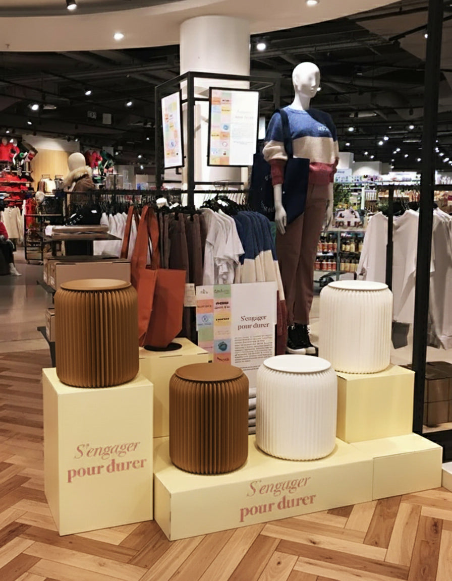 VItrine du monoprix avec tabouret stooly