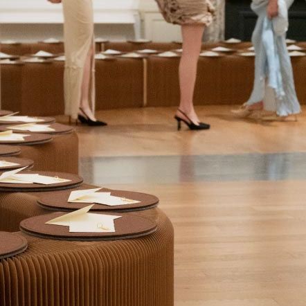 Un défilé de mode avec les meubles Stooly