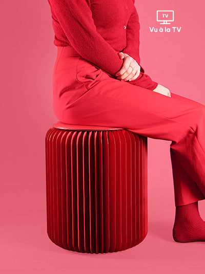 Personne assise sur un tabouret Stooly