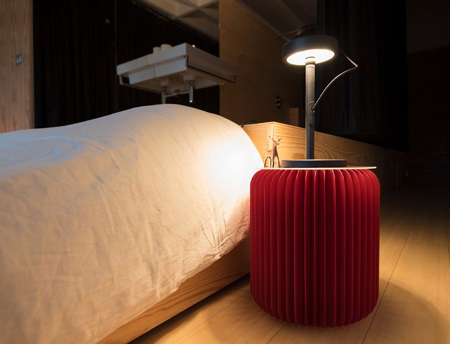 Tabouret rouge en table de chevet