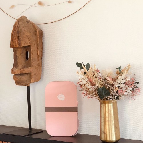 Tabouret 28 cm rose à côté d"un vase