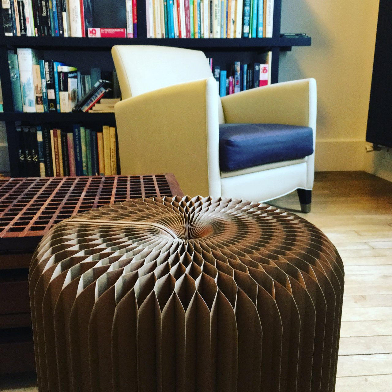 Le tabouret marron 42 cm dans une bibliothèque