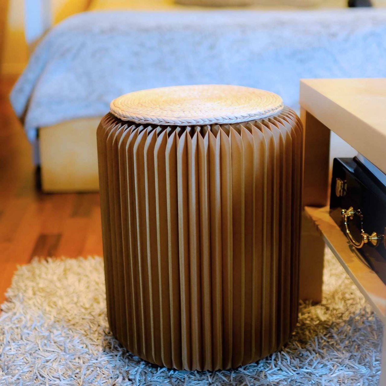 Le petit tabouret d'appoint dans une chambre