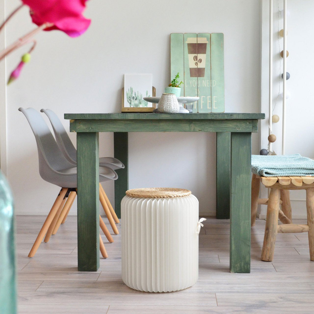 Le tabouret pliable blanc 42 cm assise paille avec un table