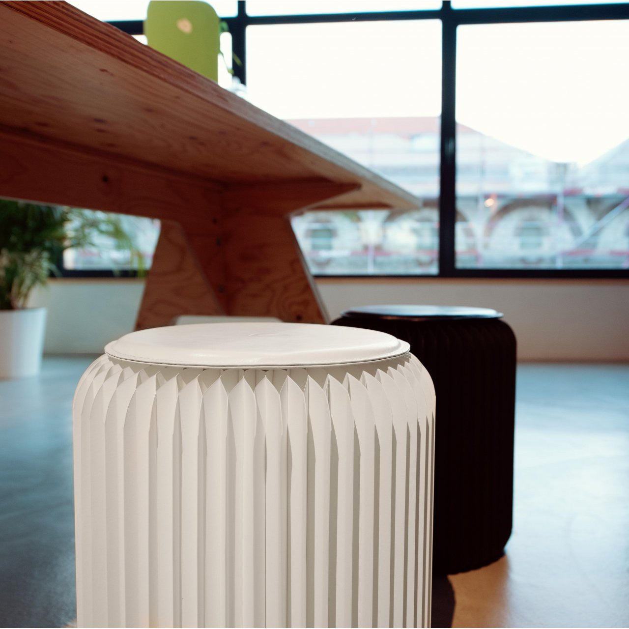 Le tabouret pliable blanc 42 cm avec une table à manger