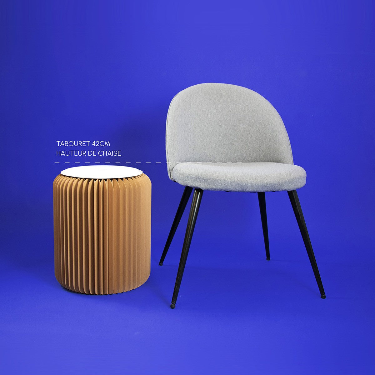 Comparatif d'un tabouret 42 cm à côté d'une chaise