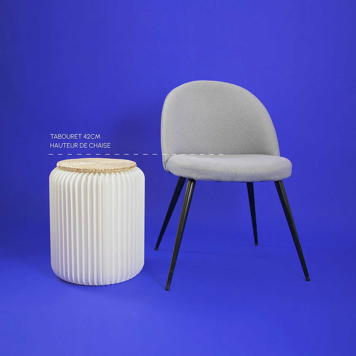 Comparatif d'un tabouret 42 cm à côté d'une chaise