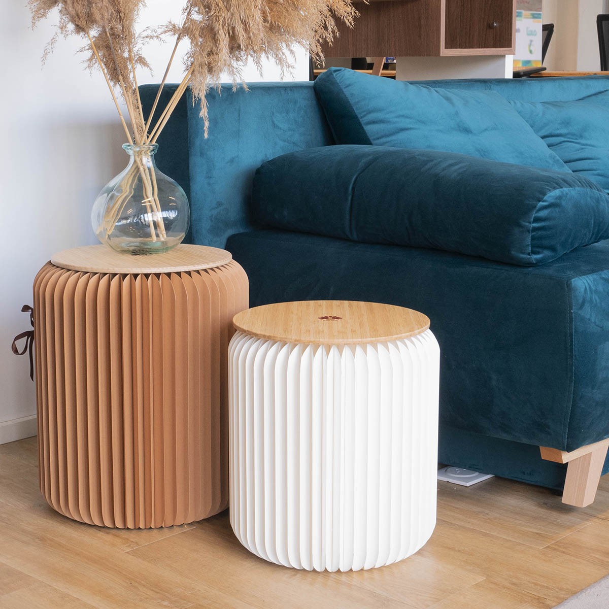 Tabouret blanc avec assise en bambou + un peau de fleurs