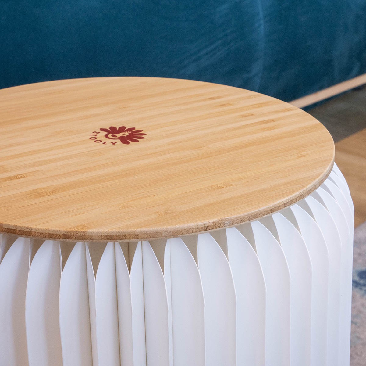 Vue de près de tabouret pliable et l'assise en bambou