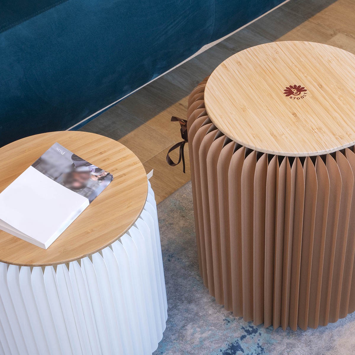 Vue de haut du tabouret pliable marron et blanc