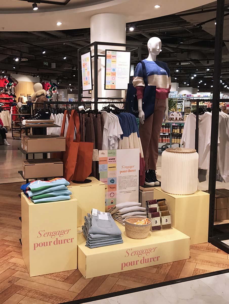 VItrine du monoprix avec tabouret stooly