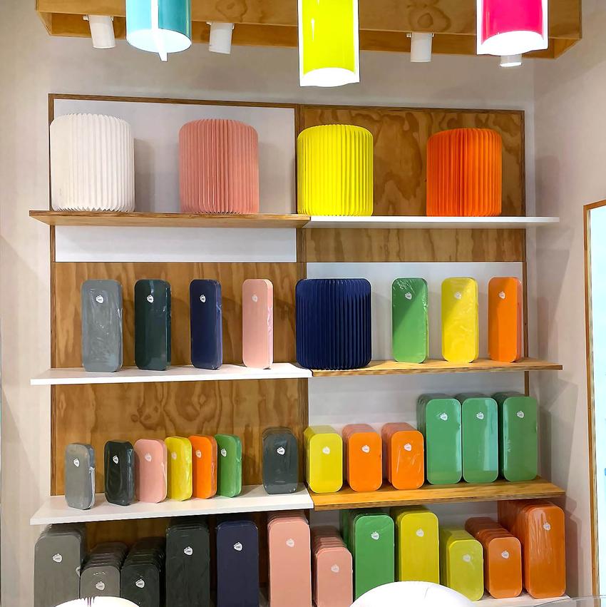 Etagère de tabourets dans une boutique Stooly