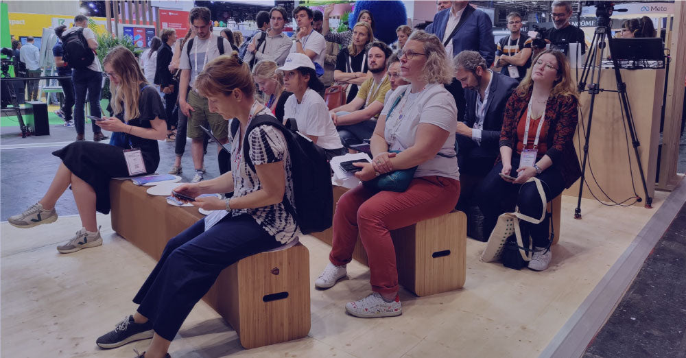 De nombreuses personnes assises sur les bancs Stooly