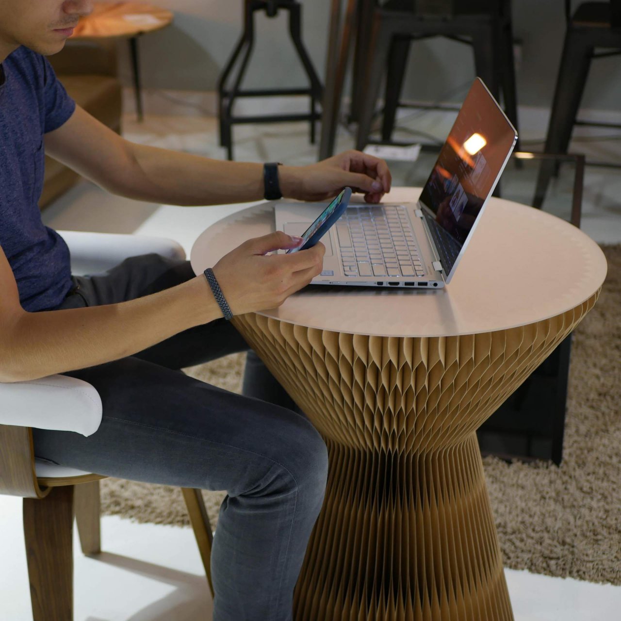 La table marron ouverte avec un ordinateur posé