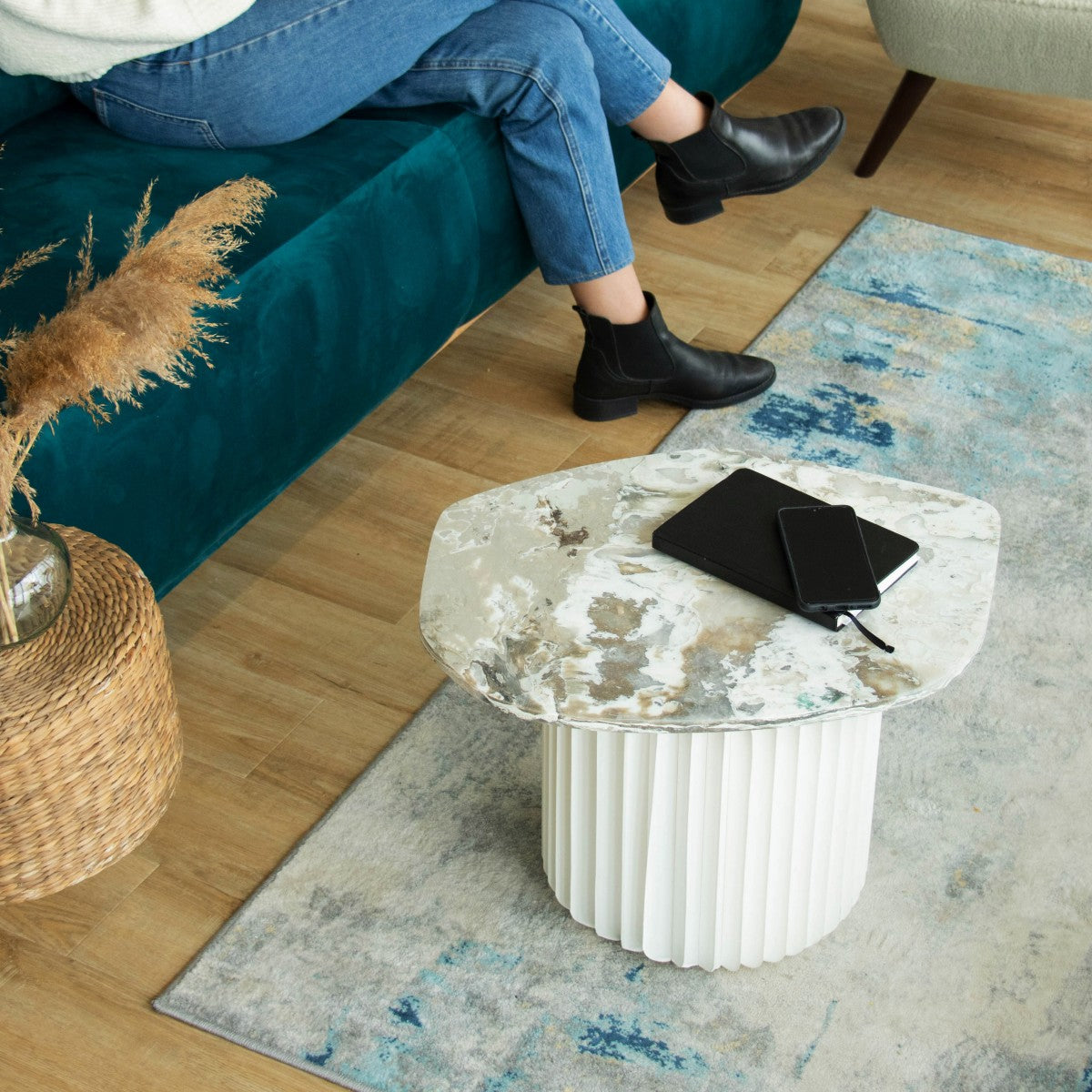 La table blanche dans un salon