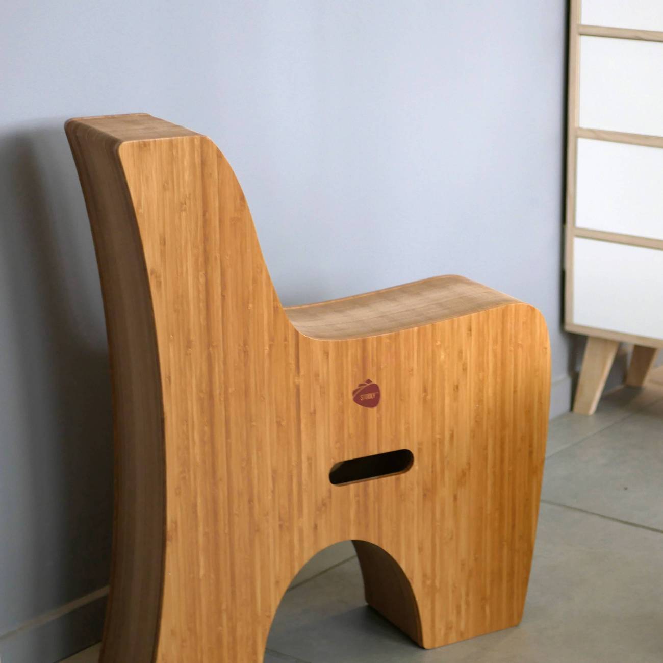 Sofa stooly pratique en carton alvéolé recyclable plié et qui peut se ranger facilement.