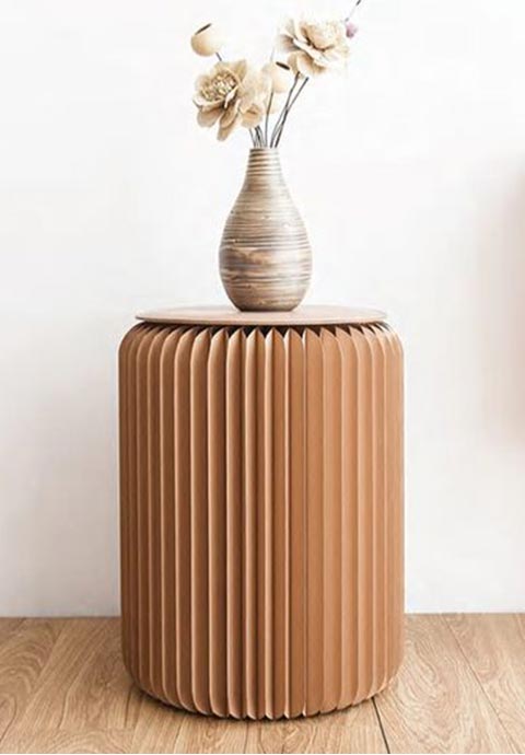 Un petit vase posée sur le tabouret marron 42 cm