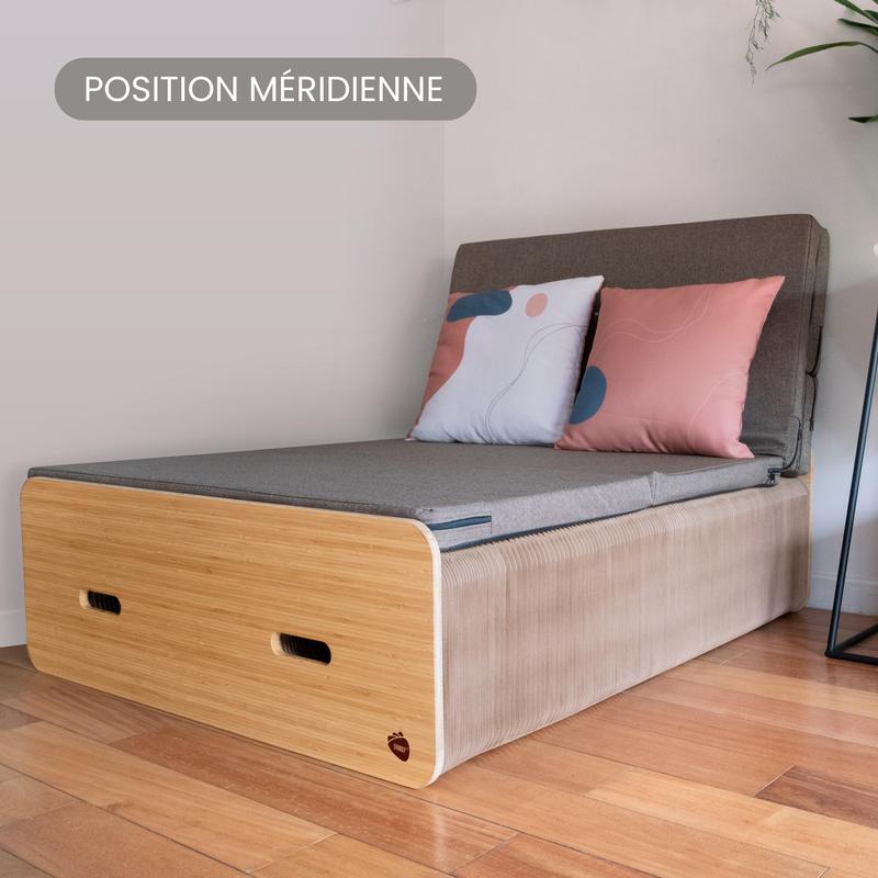Ici, nous pouvons voir le lit pliable transformé en méridienne et posé contre un mur. Grâce à la flexibilité du carton, vous pouvez donc choisir entre les 3 positions du lit pour un confort assuré.  