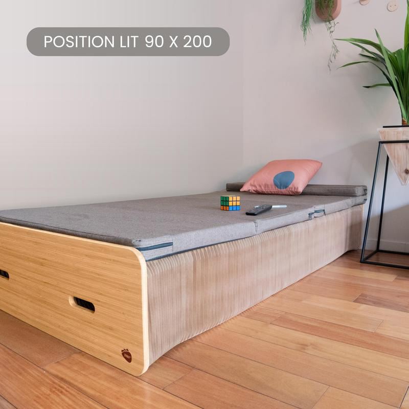 Le lit dépliable en carton alvéolé est en position lit 90 x 200